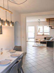 a kitchen and living room with a table and chairs at Ferienwohnung Allgäuherz in Obergünzburg