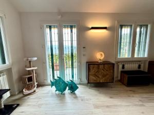a living room with two fish on the floor at Villa Goga in Ruta