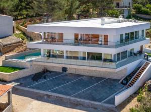 an aerial view of a house with a swimming pool at Villa La Bella Vista in Basina