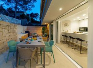 a dining room with a table and chairs at Villa La Bella Vista in Basina