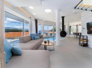 a living room with a couch and a table at Villa La Bella Vista in Basina