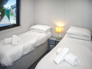 two twin beds in a room with a window at Lodge 1 - Uk51077 in Lyme Regis