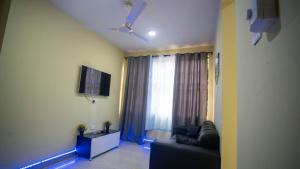 a living room with a couch and a window at cozyairbnb in Otinshi