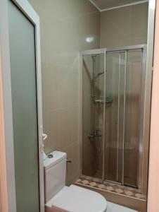 ein Badezimmer mit Toilette und Glasdusche in der Unterkunft Saint John Hotel in Madaba + 80 Fotos