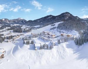 una vista aerea di una stazione sciistica nella neve di Der Lärchenhof a Erpfendorf