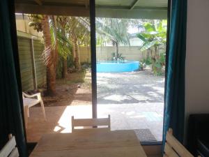 a sliding glass door to a yard with a tub at Casa Debut Surf Place 2 in Parrita