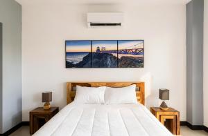 a bedroom with a bed with two night stands at Urban Flats Studios by Corporate Stays in San José +42 photos