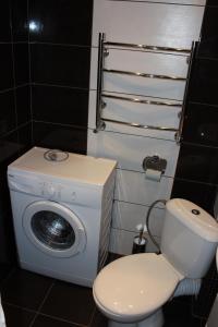 スヴェトロゴルスクにあるFloral cornerのバスルーム(洗濯機、トイレ付)