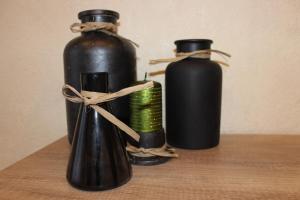 スヴェトロゴルスクにあるFloral cornerの黒瓶2本