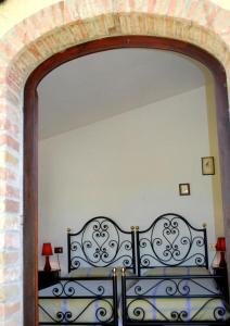 an archway with a black bench in a room at Corolle2 in Montepulciano +10 photos