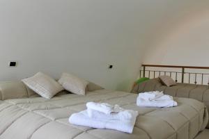a living room with two white towels on a couch at A Casa Di Giulia - Appartamento sul Lungomare - Giovinazzo in Giovinazzo