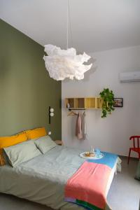 ein Schlafzimmer mit einem Bett und einer weißen Lampe in der Unterkunft Curò in Cinisi