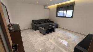 a living room with a couch and a table at Soul Appart DZ in Kouba