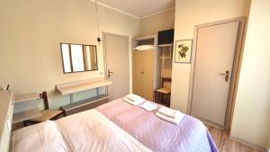 ein Schlafzimmer mit einem Bett, auf dem zwei Handtücher liegen in der Unterkunft Umbria Green Central Rooms in Castiglione del Lago + 42 Fotos