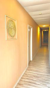 ein leerer Flur mit einem Ventilator an der Wand in der Unterkunft Umbria Green Central Rooms in Castiglione del Lago