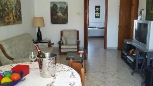San DonaciにあるDolce Casaのリビングルーム(テーブル、テレビ付)