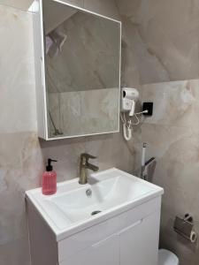 a bathroom with a white sink and a mirror at Sno loveland in Sno