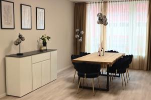 a dining room with a wooden table and chairs at City-Apartment Braunschweig in Braunschweig