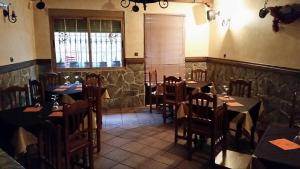 un comedor con mesas y sillas en un restaurante en Los Toneles, en Puerto de Santa Cruz