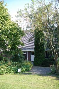 a house with a large ivy growing on the side of it at Vledderstee in Vledderveen