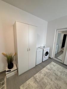 an empty living room with a washer and dryer at EriSSSo House Murfatlar in Murfatlar