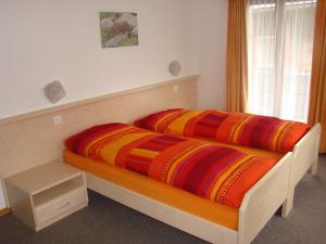 1 cama con 2 almohadas en una habitación en Haus Rio, en Saas-Fee