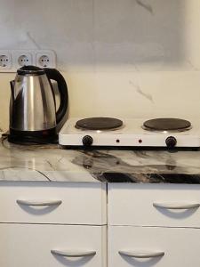 a tea kettle sitting on top of a stove at Apartments by Pension Pale Bach in Bad Hersfeld