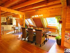ein Esszimmer mit Tisch und Stühlen in einer Hütte in der Unterkunft Hernis-Höfle 5 Sterne "Wohlfühlambiente " im Elztal in Elzach