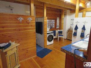 eine Küche mit Waschmaschine und Trockner in einem Zimmer in der Unterkunft Hernis-Höfle 5 Sterne "Wohlfühlambiente " im Elztal in Elzach