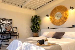 a bedroom with a bed with a mirror on the wall at Villa de Diseño con Piscina Privada in Pastores