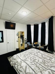 ein Schlafzimmer mit einem großen Bett in einem Zimmer in der Unterkunft Hotel Vibes in Blackpool