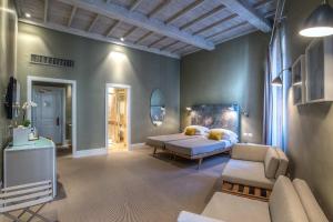 ein Wohnzimmer mit einem Bett und einem Sofa in der Unterkunft Hotel Accademia in Rom