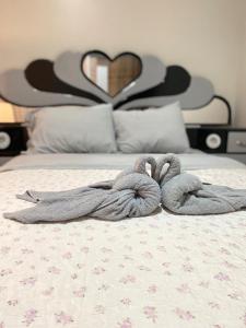 a pair of towels on top of a bed at Yaku Hotel in Cajamarca