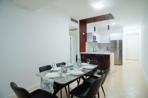 a dining room and kitchen with a table and chairs at Amplio, cómodo y cerca Del Mar in Porlamar