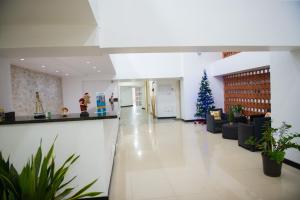 a lobby with a christmas tree in the middle at Amplio, cómodo y cerca Del Mar in Porlamar +25 photos