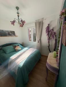 a bedroom with a bed and a chandelier at Nibelungos House - Alojamiento artesanal Whimsical frente al Pantano de San Juan - 3 min a pie in San Martín de Valdeiglesias