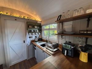 Η κουζίνα ή μικρή κουζίνα στο Ewes Rest Shepherds Hut