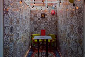 a small table with green chairs in a room at Private Patio, Peaceful and Centric in Cedro