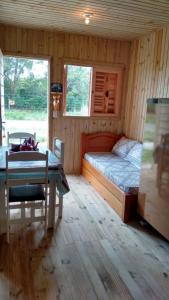 ein Schlafzimmer mit einem Bett und einem Tisch darin in der Unterkunft Residencial Maia in Capão da Canoa