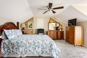 a bedroom with a bed and a ceiling fan at Abbies Place in Pine Bluff in Pine Bluff