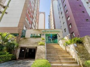 a set of stairs in a city with buildings at Quarto Privado em Apto Bigorrilho in Curitiba