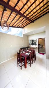 a kitchen and dining room with a table and chairs at Casa Vitória-régia in Camocim