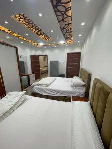 two beds in a room with two bedsvisor at استديوهات3 Hs Hotels استديو مخدوم in Cairo