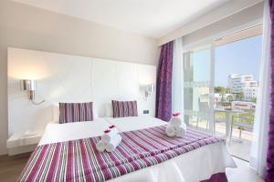 Кровать или кровати в номере Mar Hotels Playa de Muro Suites
