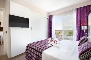 Кровать или кровати в номере Mar Hotels Playa de Muro Suites