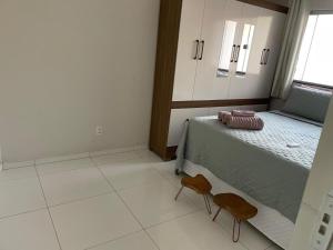 a bedroom with a bed and two chairs in it at Estadia Executiva no Centro de Palmas in Palmas