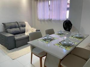 a living room with a table and chairs and a couch at Estadia Executiva no Centro de Palmas in Palmas