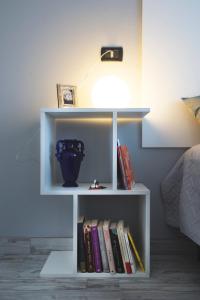 a book shelf filled with books next to a bed at A Casa di Renata in Cosenza