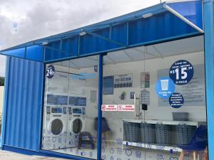 a blue building with a washing machine in it at Ap condomínio Bosque com piscina in Garanhuns