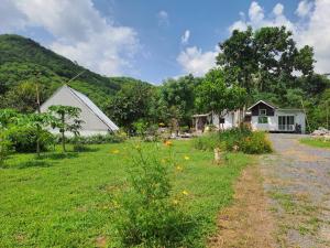 a farm with a house and a field of grass at ไร่เติมรัก - บ้านภูตระการ in Ban Khlong Kum +41 photos